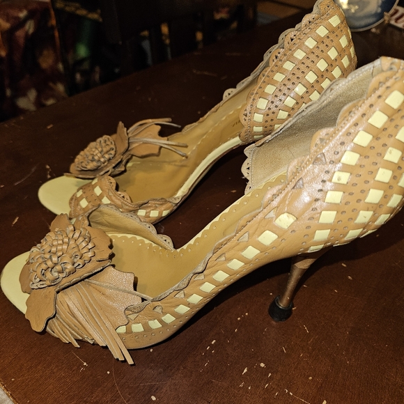 BCBG Maxazria Yellow and tan leather sandal heel with Flower accent size 10 - Picture 5 of 7